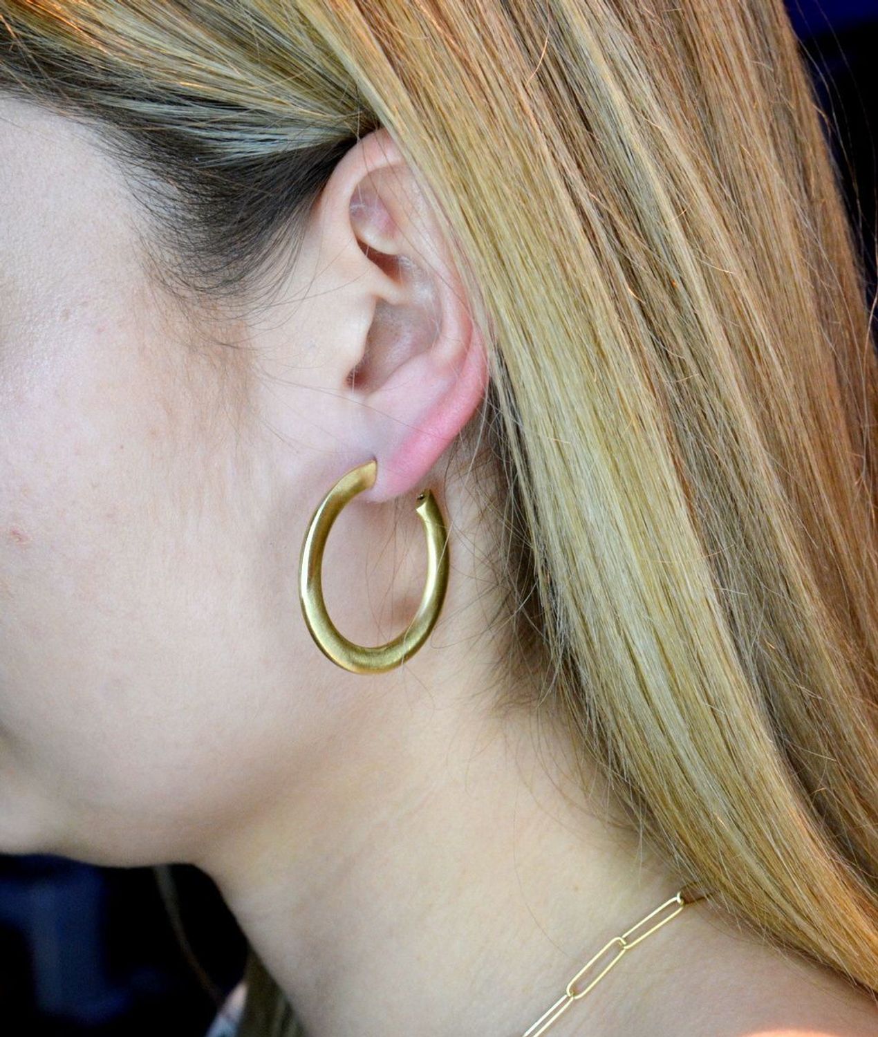 Srebrne kolczyki damskie koła pozłacane OR AQ H4180240.  Srebrne kolczyki koła w pozłoceniu żółtego złota to ponadczasowa biżuteria 💎. Biżuteria idealna na prezent 💎. Modne kolczyki koła są interesującym dodatkiem.jpg